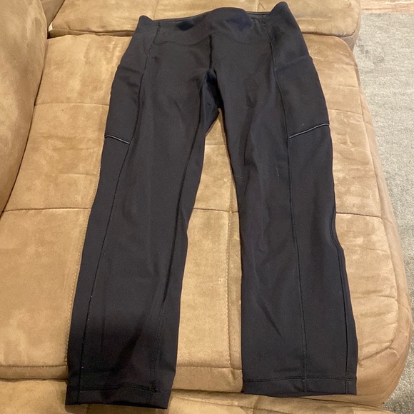 Lululemon cropped leggings with pockets. Size 4. Black - Picture 2 of 4